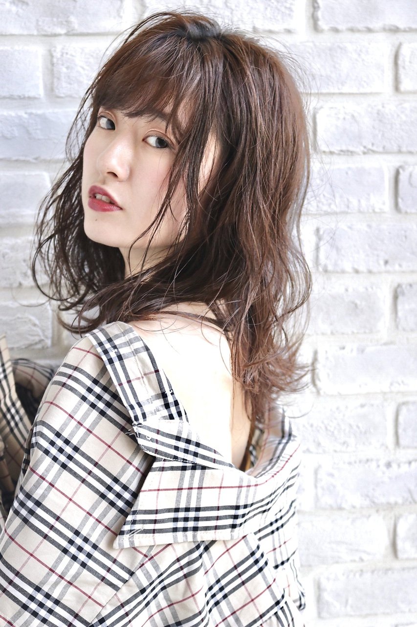 ガーリーセミロングは色っぽツヤカラーで好感度◎