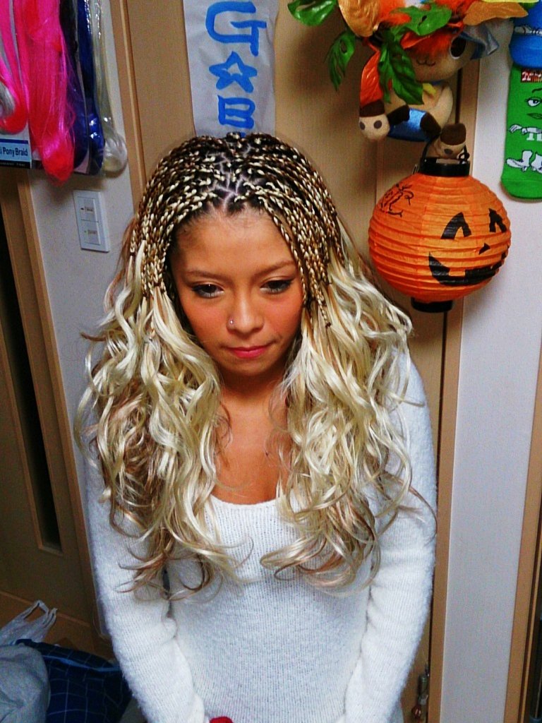 ブレイズヘア決定版 コーンロウとの違いやお手入れ方法 おすすめスタイルなどまとめて紹介 ホットペッパービューティーマガジン ブレイズヘア決定版 コーンロウとの違いやお手入れ方法 おすすめスタイルなどまとめて紹介 ホットペッパービューティーマガジン