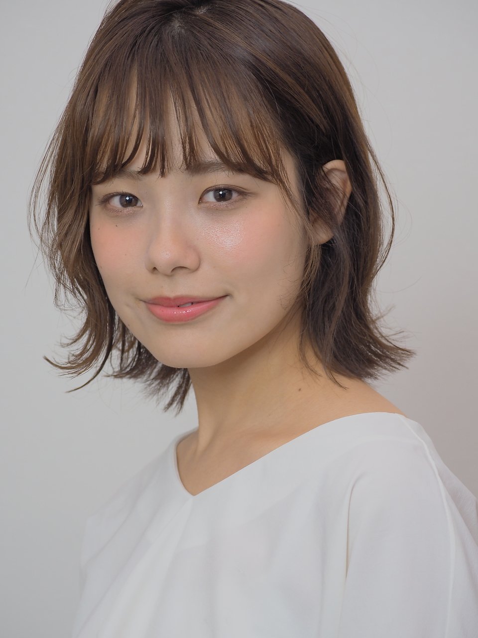 丸顔を大人っぽくスマートに見せる前髪って 似合わせのコツをこっそりレクチャーします ホットペッパービューティーマガジン 丸顔を大人っぽくスマートに見せる前髪って 似合わせのコツをこっそりレクチャーします ホットペッパービューティーマガジン