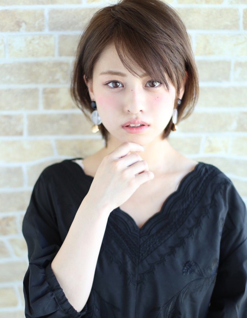 耳かけピアスが似合うショートボブヘアスタイル☆