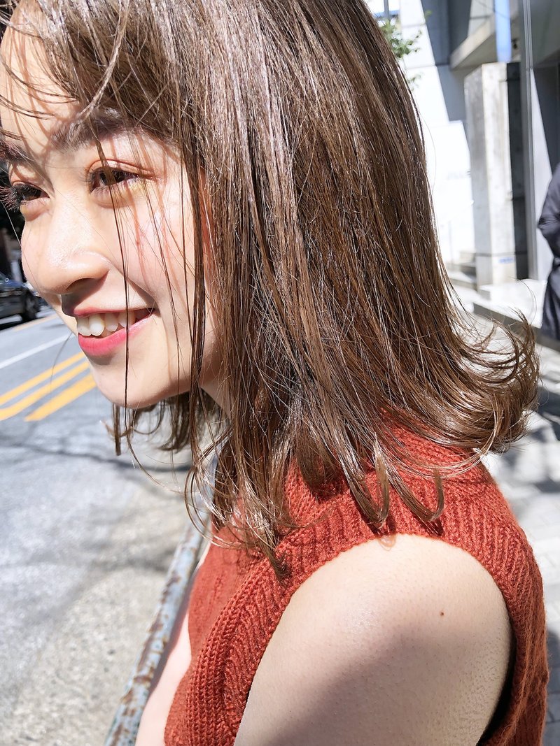 シースルーバング×ミルクティーベージュが大人可愛いボブ