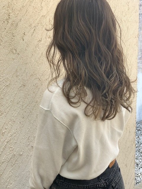 ロングヘア パーマで大人っぽヘアに 色気も身にまとうおすすめヘアスタイル ホットペッパービューティーマガジン