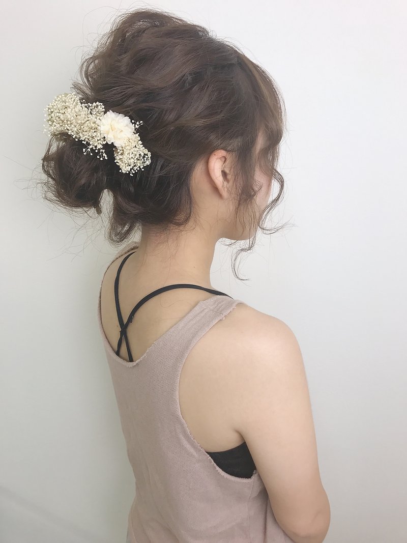 おくれ毛が可愛いゆるシニヨンアレンジ☆