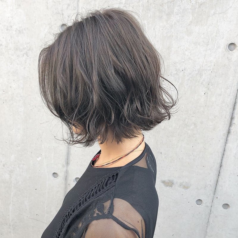 切りっぱなしボブ×ハイライトブリーチ&ブルーアッシュ