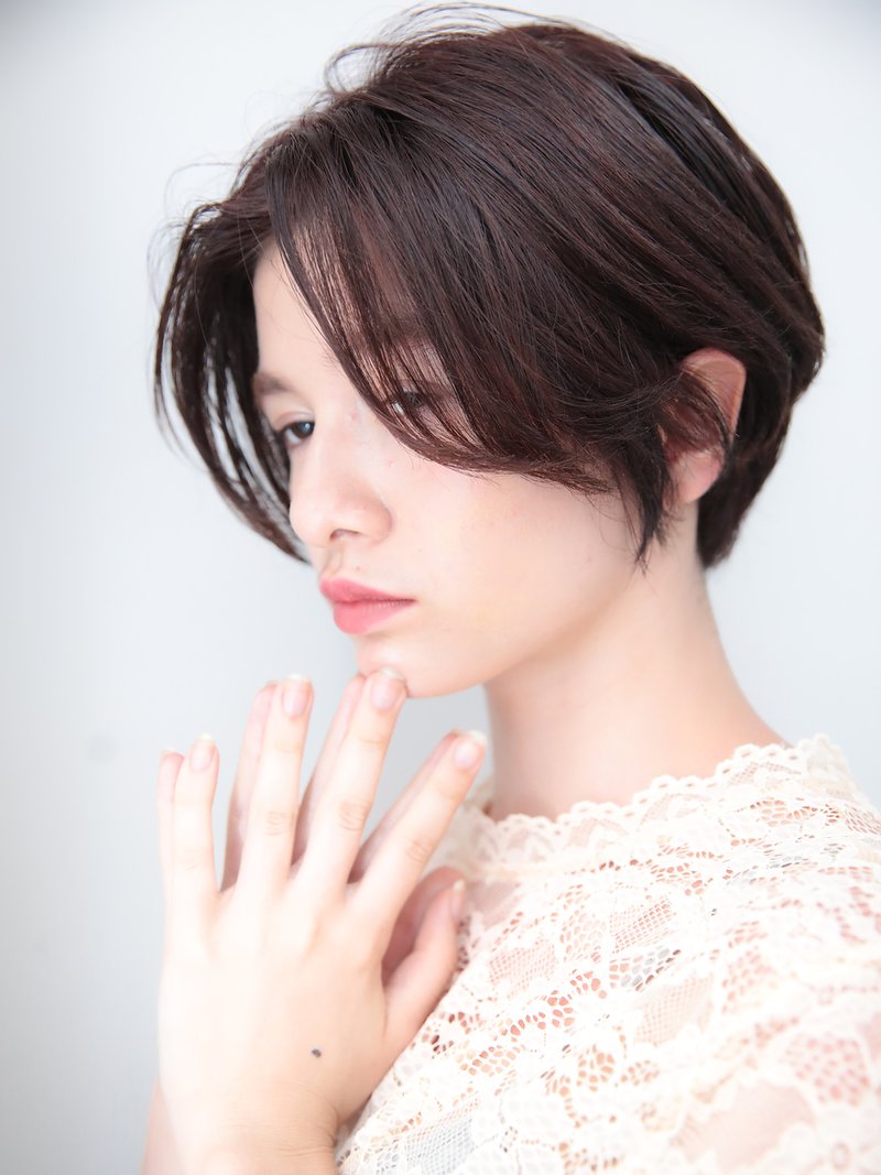頭の形が綺麗に見える襟足スッキリ丸みショート　ココアブラウン