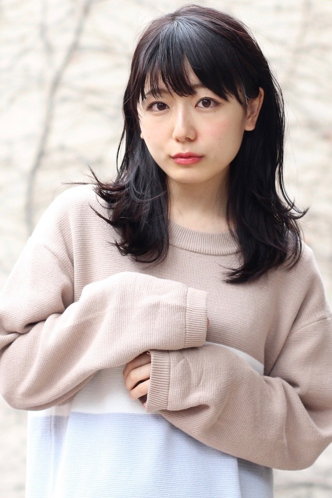 ２０代・３０代にオススメ！暗髪、耳掛けミディアム