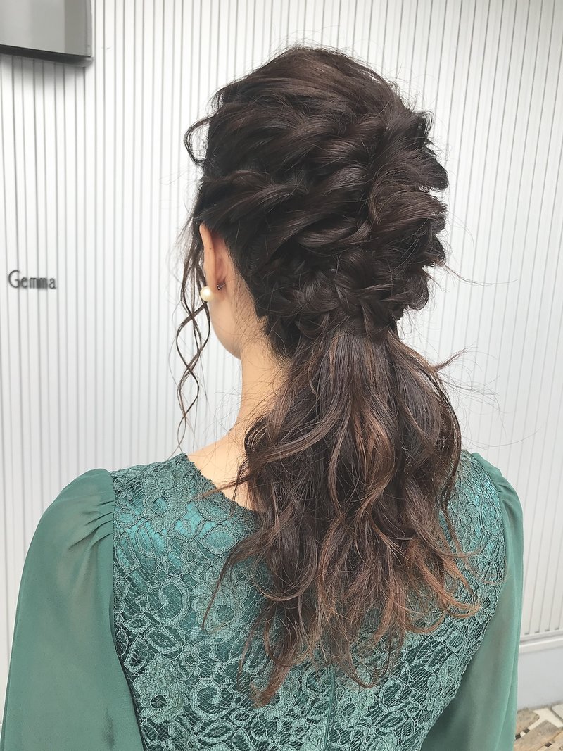 編み込みたっぷりポニーテールヘアアレンジ