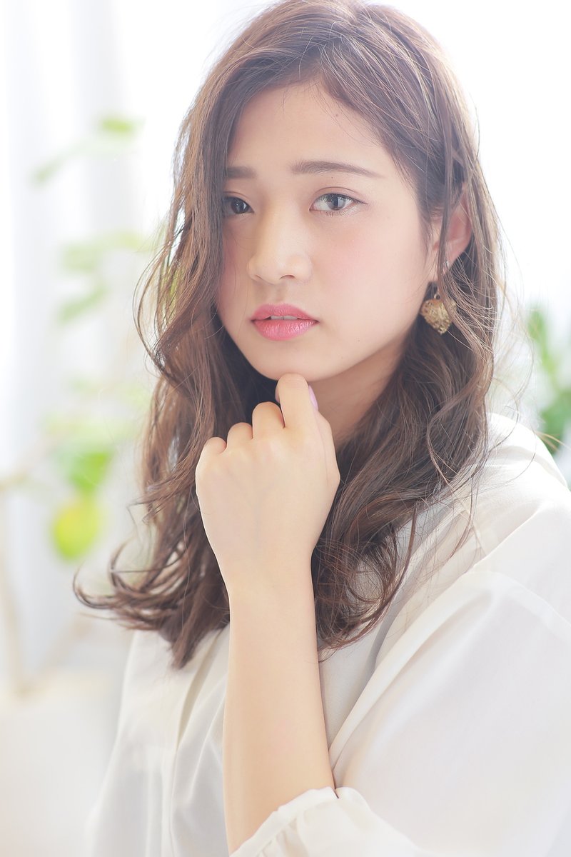 ひし形シルエット×グレージュカラー×かきあげ斜め前髪