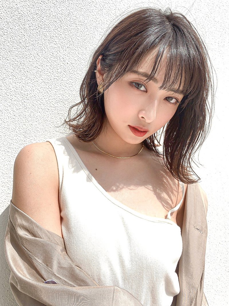 Angelicaくびれセミディアッシュベージュエッジショート
