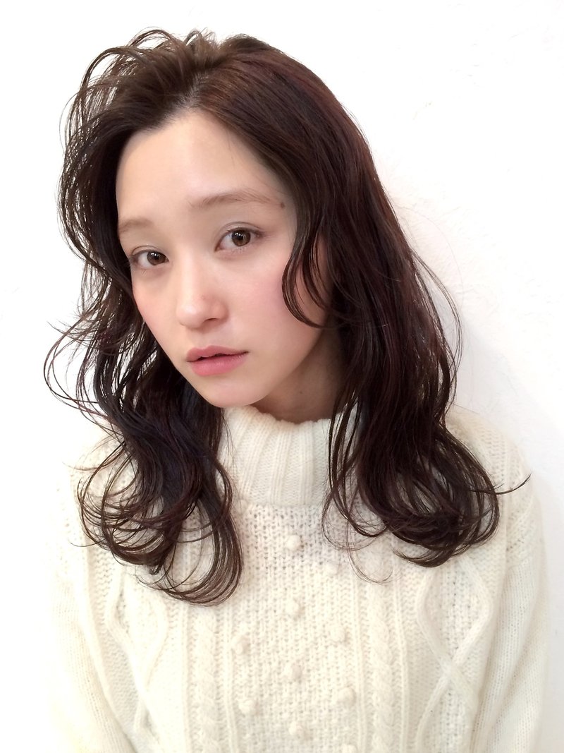 21年 丸顔さんに似合う前髪カタログ ありorなし 魅力を引き出す形は ホットペッパービューティーマガジン 21年 丸顔さんに似合う前髪カタログ ありorなし 魅力を引き出す形は ホットペッパービューティーマガジン