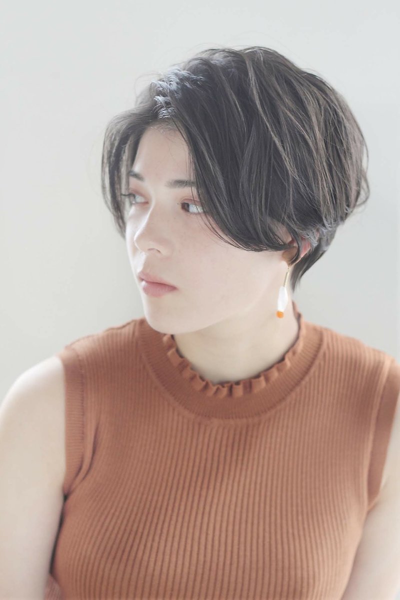 センターパート スリークな暗髪ショートボブ