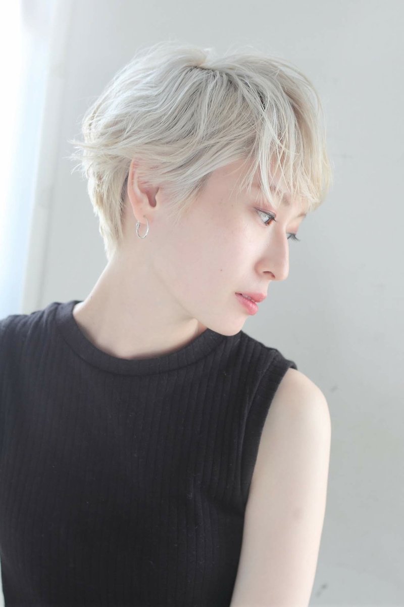 エッジー モードなホワイトブロンド ショート