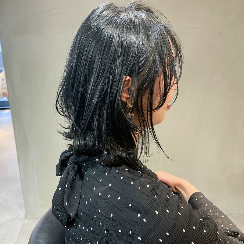21年注目の ブルーブラック って 暗髪でも透明感抜群のあか抜けヘアに ホットペッパービューティーマガジン 21年注目の ブルーブラック って 暗髪でも透明感抜群のあか抜けヘアに ホットペッパービューティーマガジン