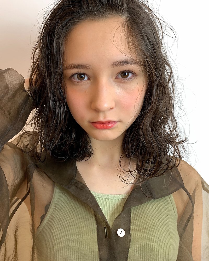 ミディアムヘアスタイル 21年完全版 ヒロイン力を高める髪型を真似しちゃお ホットペッパービューティーマガジン
