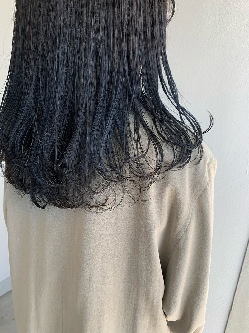 ただ暗いだけじゃないネイビーBLUE