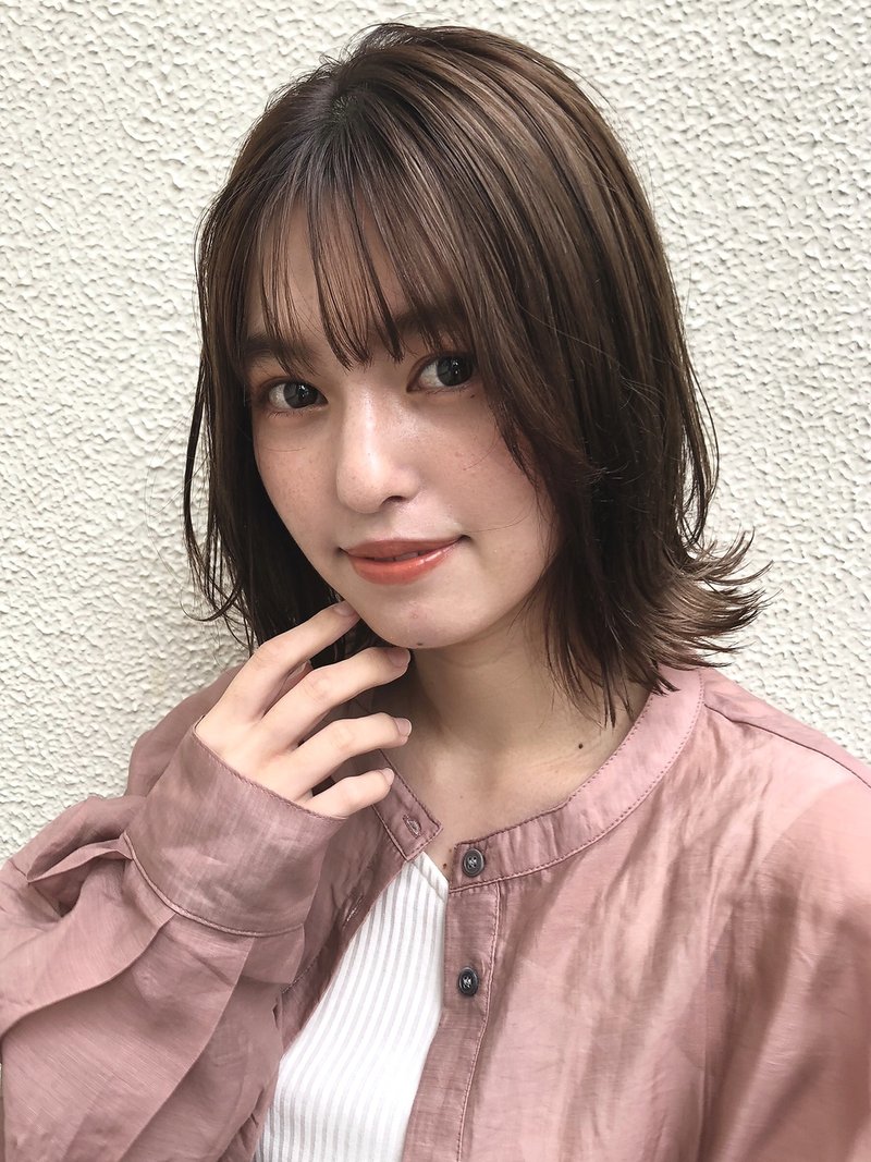 外ハネイメチェンフォギーベージュ耳かけミディアム