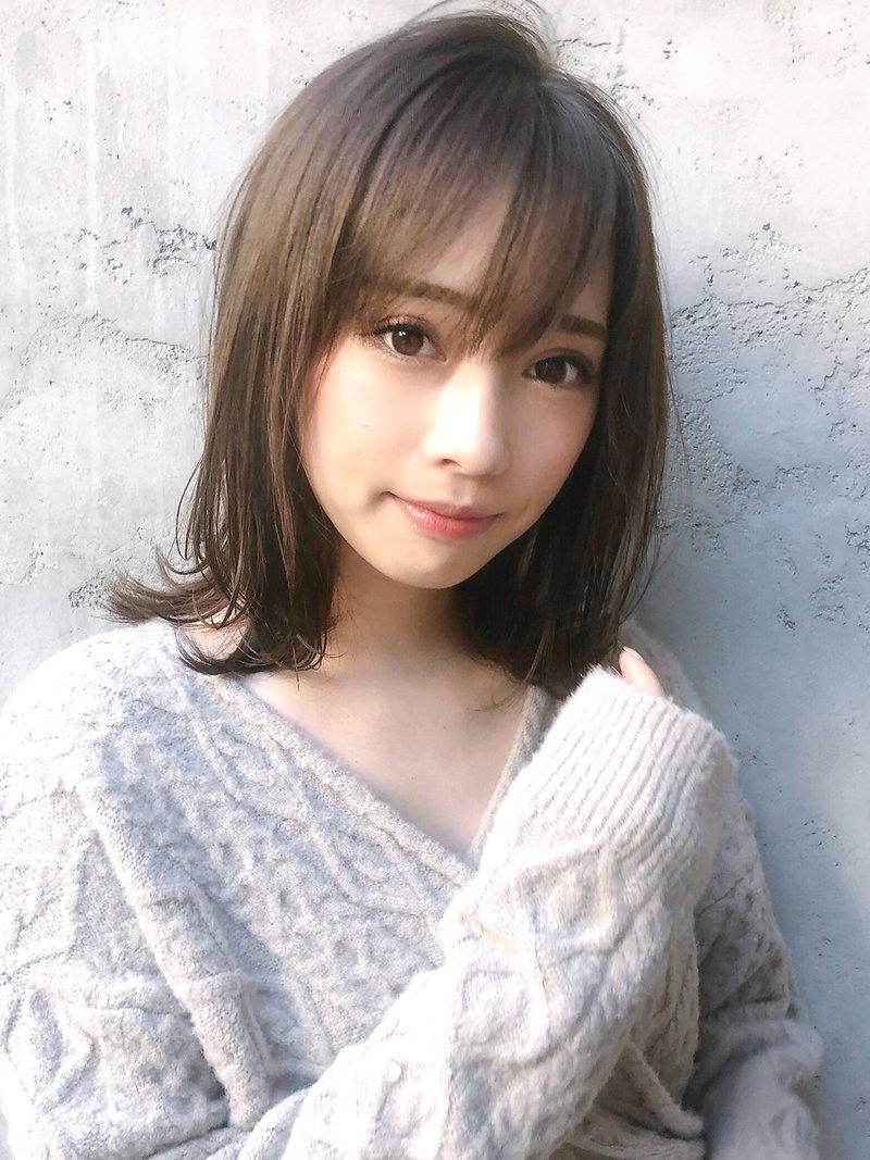 外ハネ耳かけイメチェンミディアム毛先パーマ