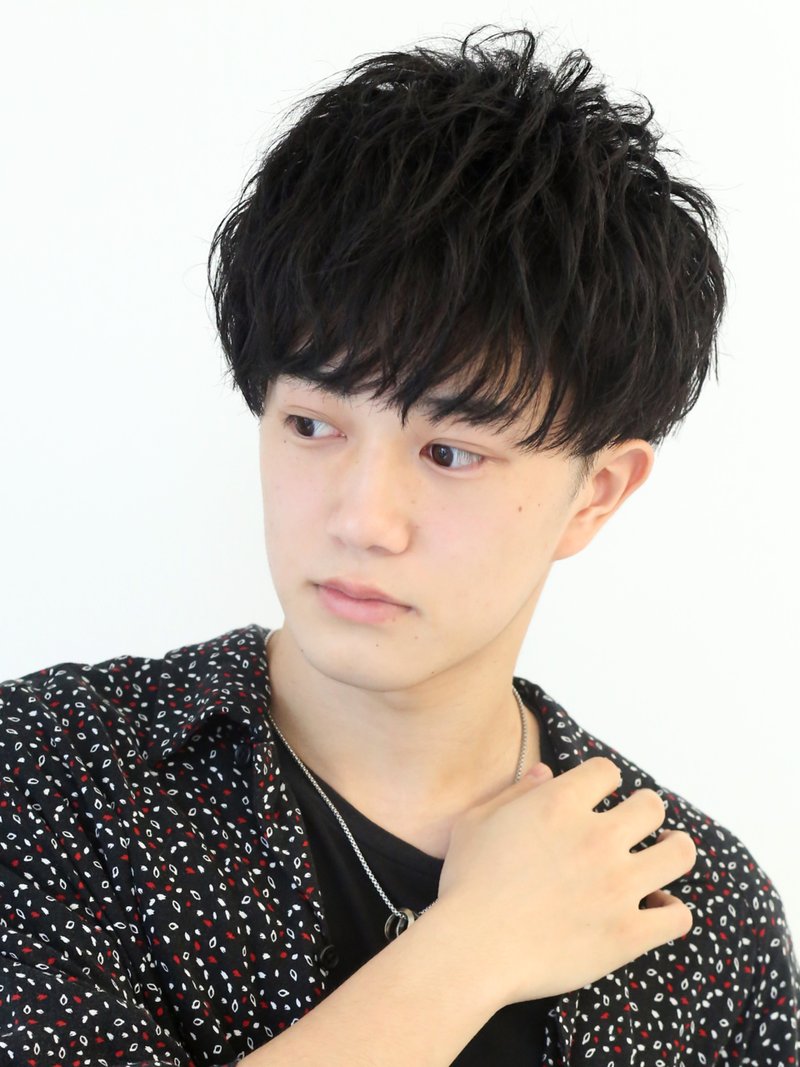 ナチュラルな雰囲気は前髪でつくる 周囲と差がつくおしゃれなツーブロックのヘアスタイル ホットペッパービューティーマガジン