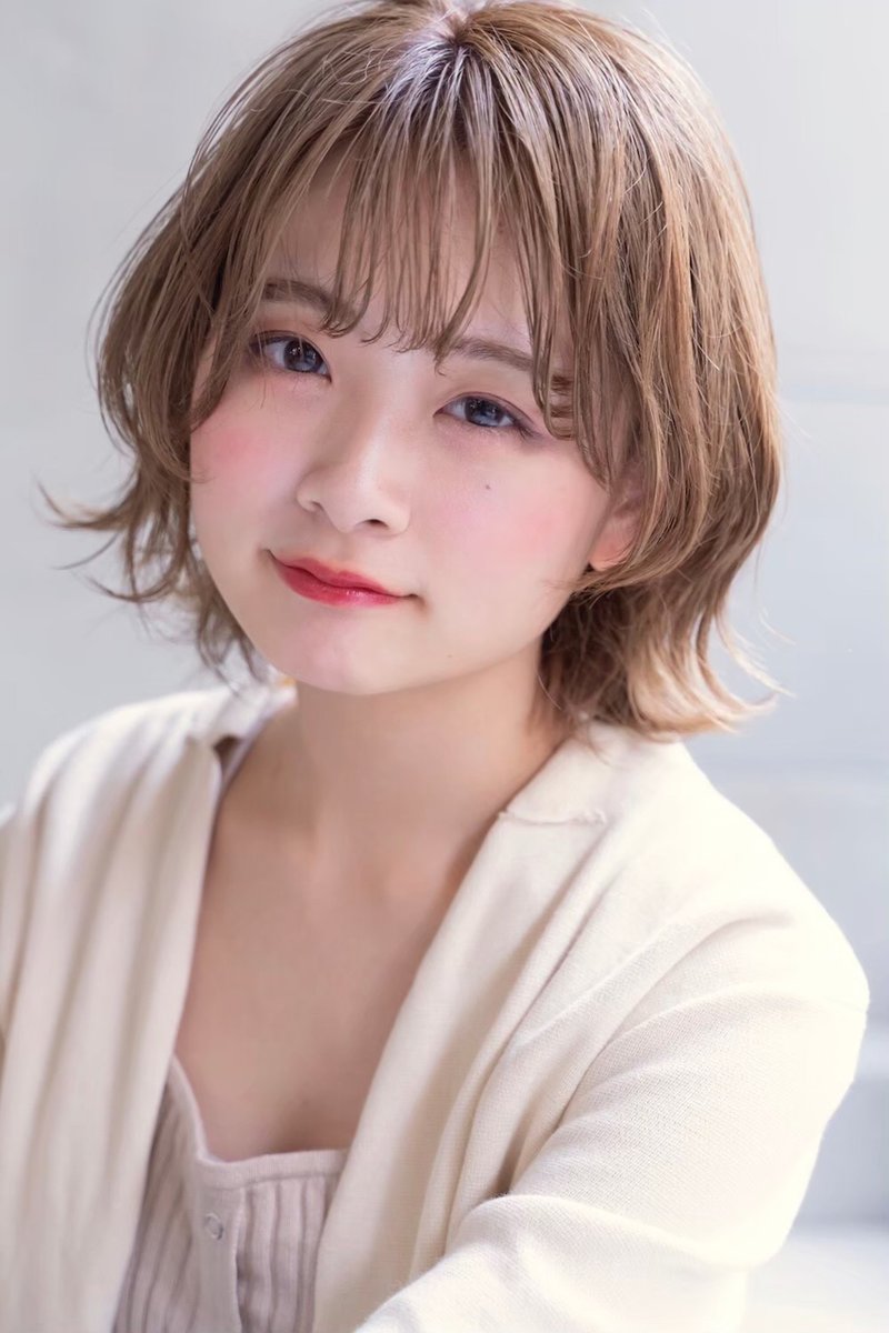 ミルクティーベージュ 明るめ 暗め スタイル総まとめ おしゃれ見せするカラーの取り入れ方も ホットペッパービューティーマガジン