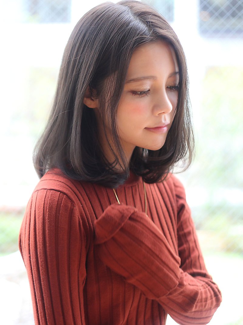 大人可愛いセンターパート艶カラー耳かけひし形ワンカールロブ