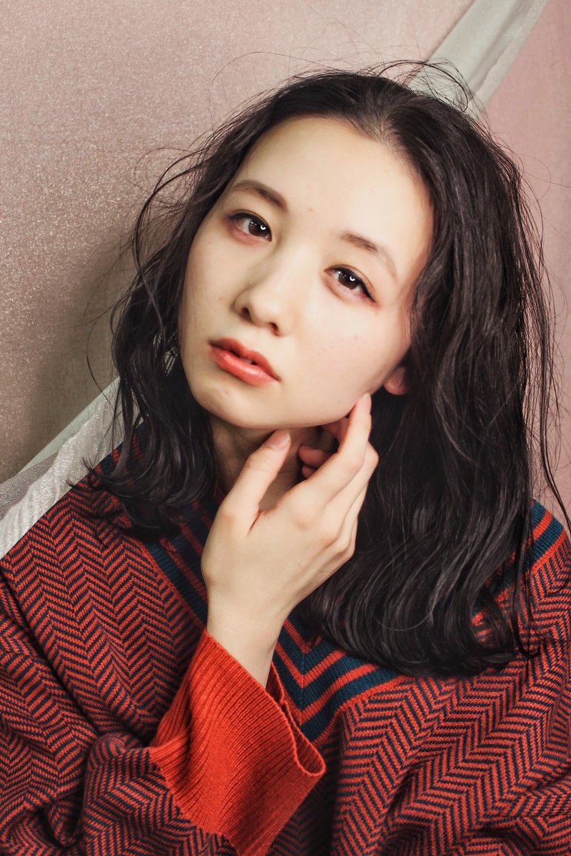 色っぽい雰囲気の韓国風センター分け黒髪風スタイル☆