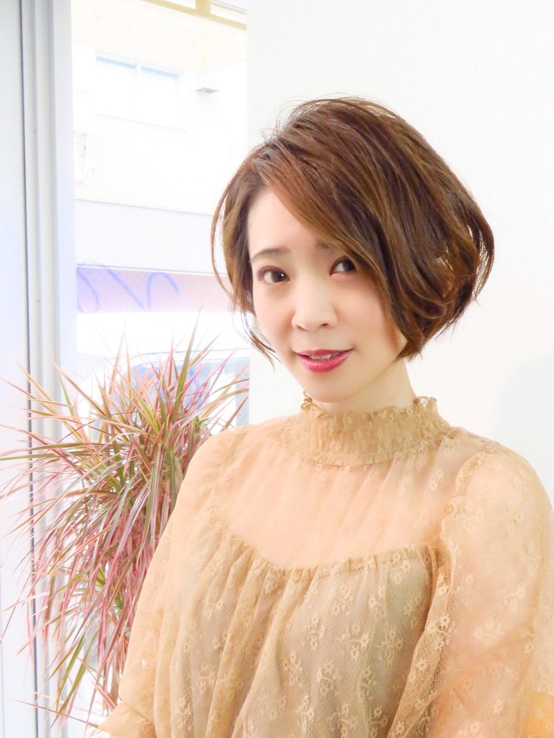 上品に短くしたい時に…前下がりショート×ヘルシーベージュ