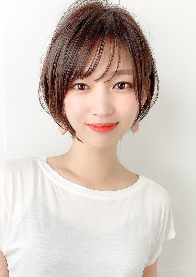 30代・40代大人可愛い小顔ワンサイドショートボブ丸み前下がり