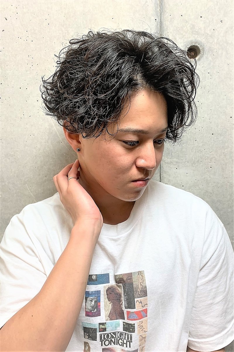 21年春はセンター分けでメンズヘアがオシャレに変身 こなれ感あるメンズスタイル集 ホットペッパービューティーマガジン