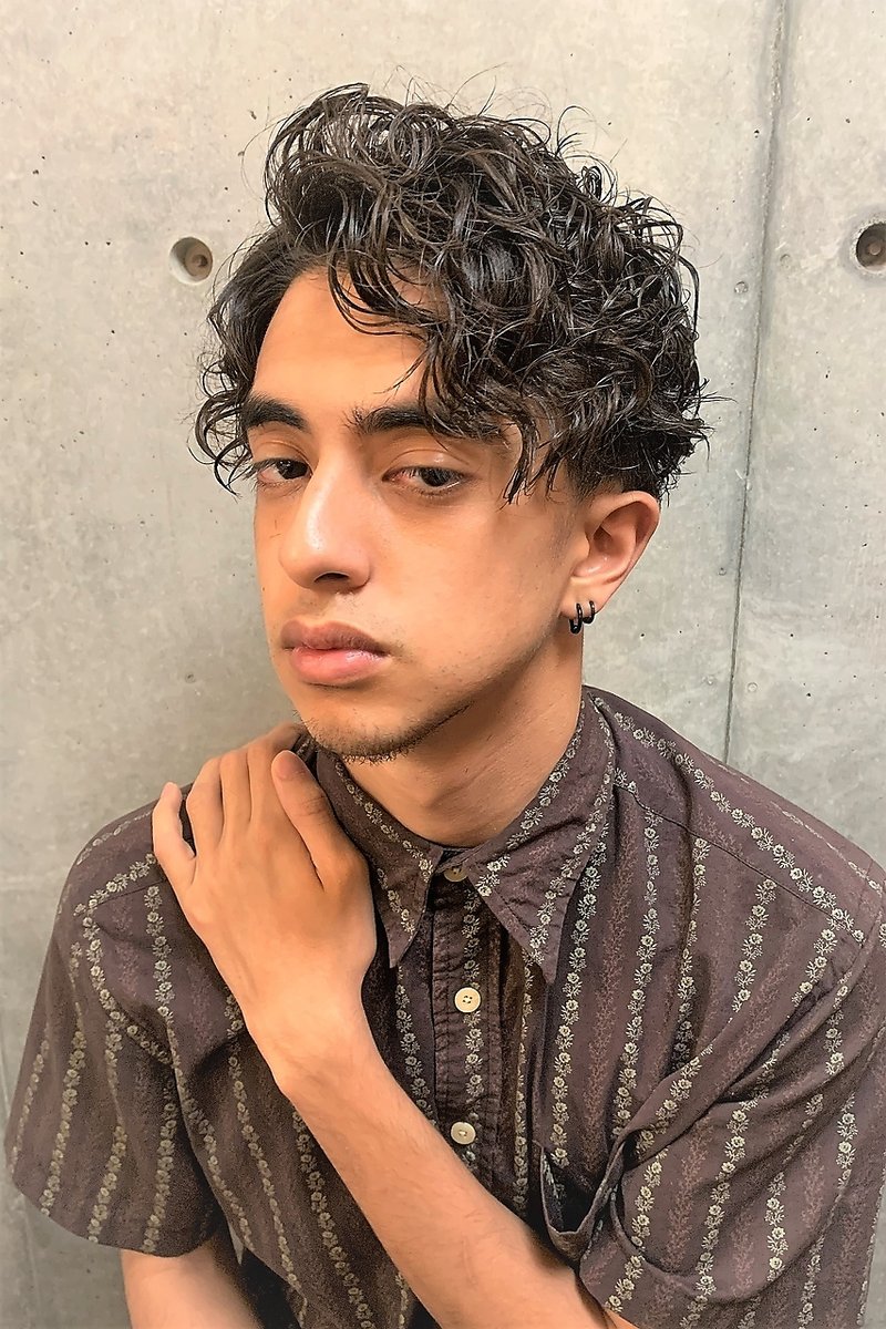 21年春はセンター分けでメンズヘアがオシャレに変身 こなれ感あるメンズスタイル集 ホットペッパービューティーマガジン