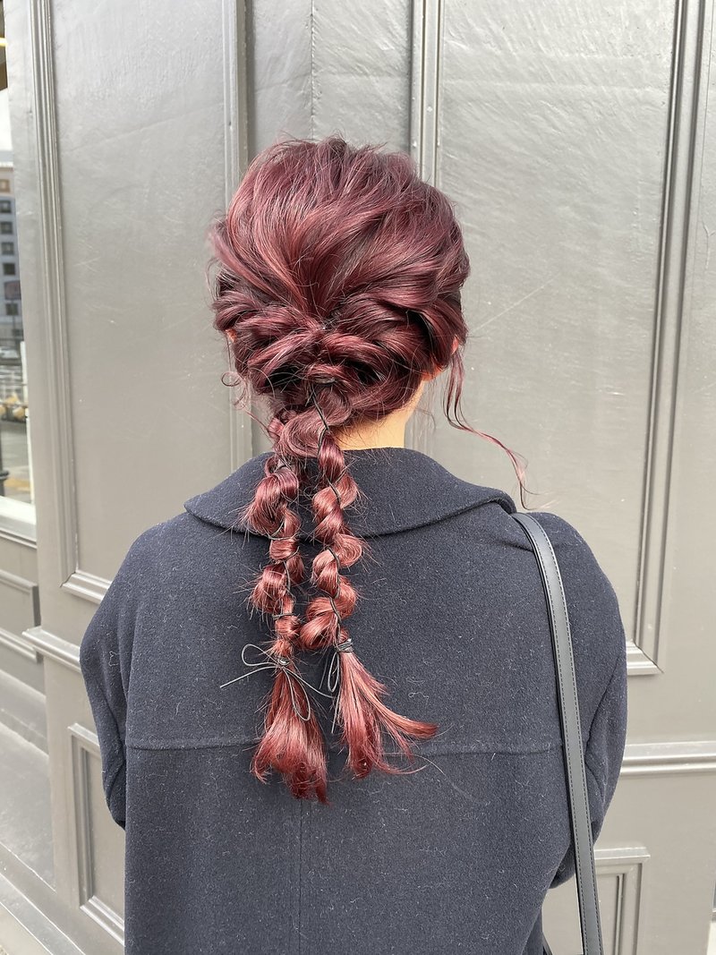 ヘアアレンジ　卒業式　成人式　ピンク　レッド　ブリーチ