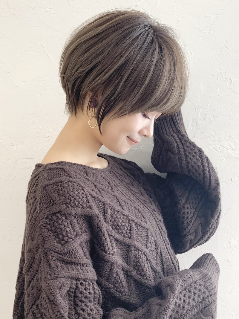 大人可愛い耳掛けショート20代30代40代ハイライトカラー