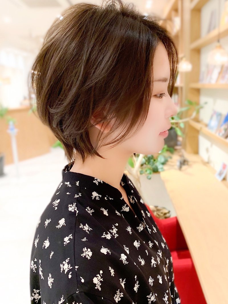 30代・40代大人かわいい小顔ワンサイドショートボブ丸み前下がり
