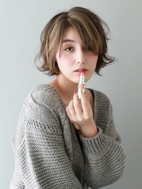 ナチュラルな前髪長めのショートボブ