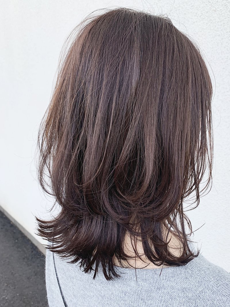 暖色系ニュアンスカラーが可愛い♪ミディアムレイヤースタイル