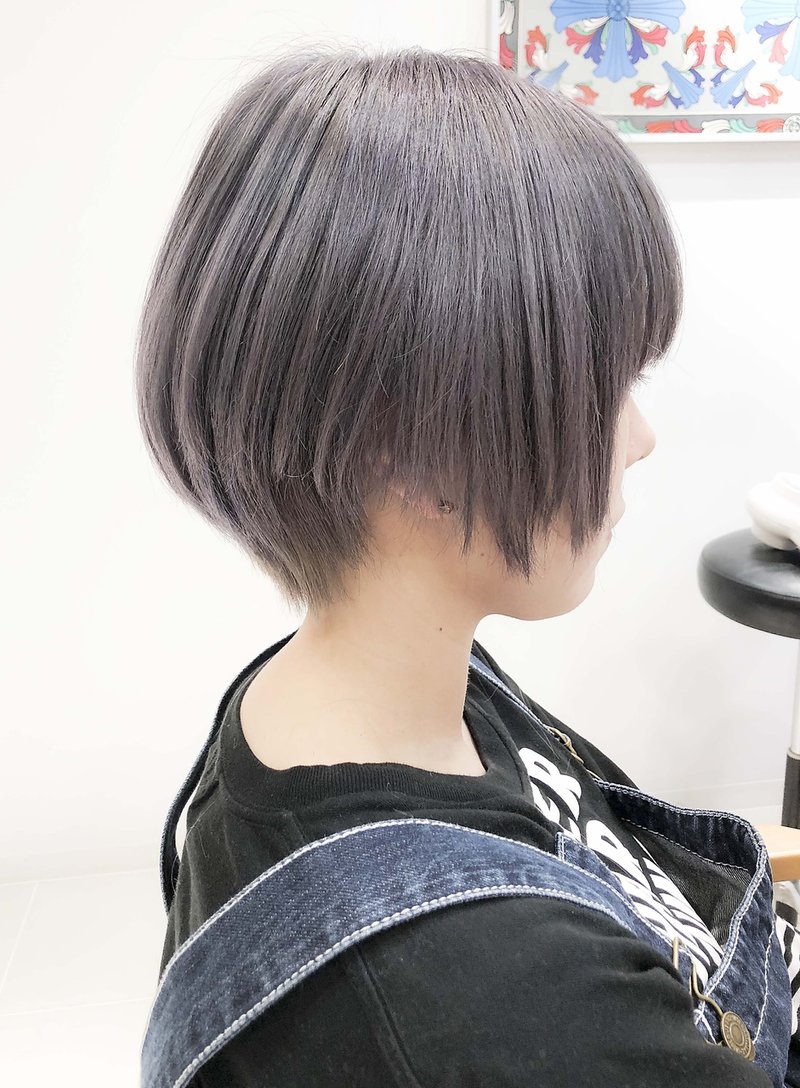 大人可愛い透明感アッシュベージュクラシカルショートボブ