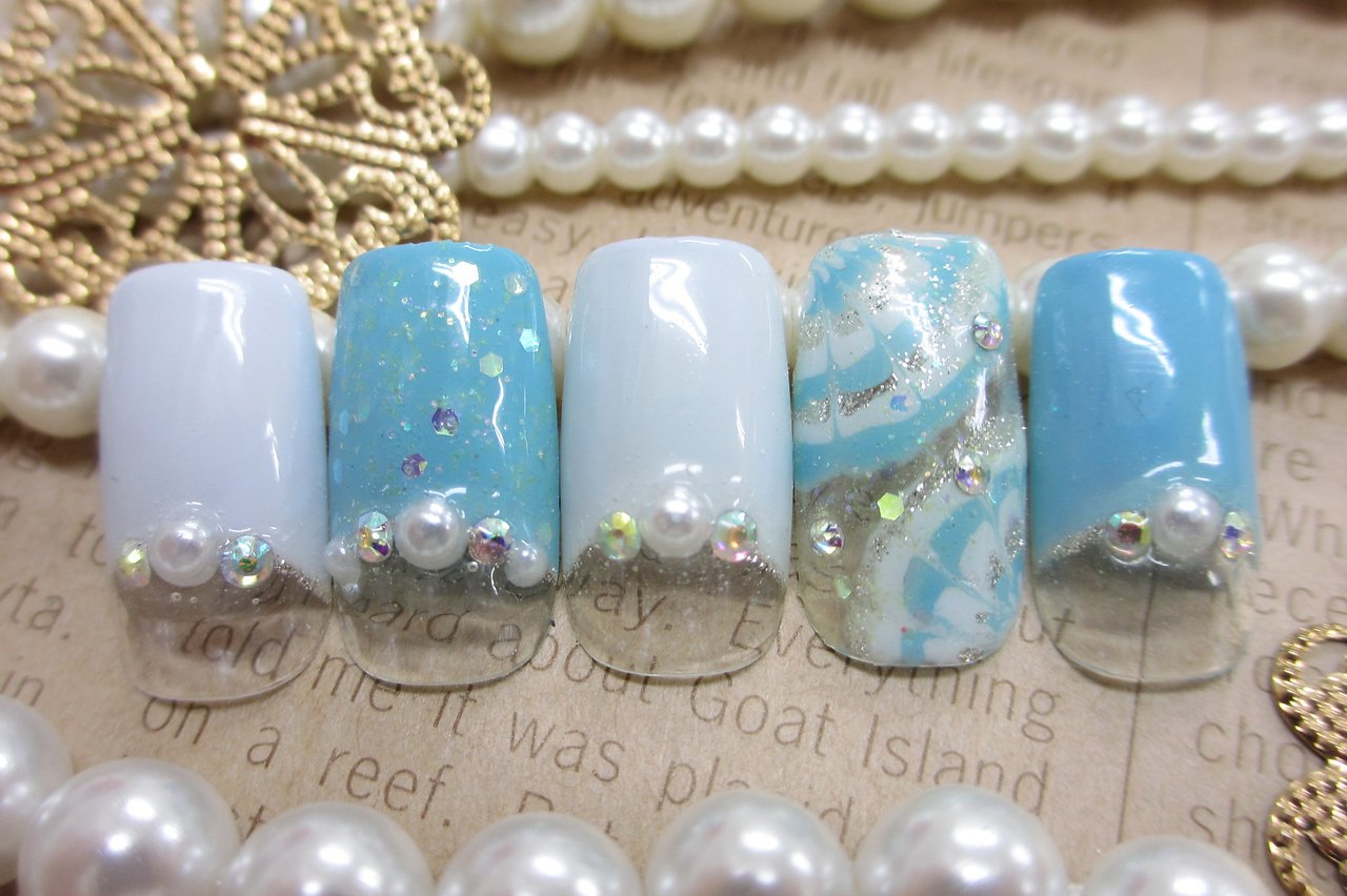 鉄板の フレンチネイル でオシャレに変身 定番から変形デザインまで ホットペッパービューティーマガジン