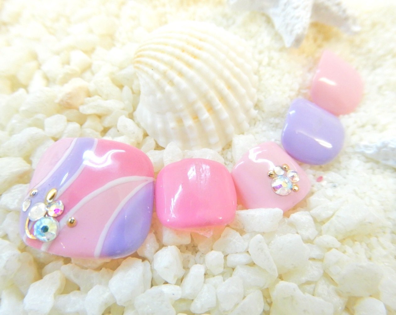 夏はフットネイルで冒険しちゃおう この夏トレンドの フットネイル デザインをチェック ホットペッパービューティーマガジン 夏はフットネイルで冒険しちゃおう この夏トレンドの フットネイル デザインをチェック ホットペッパービューティーマガジン
