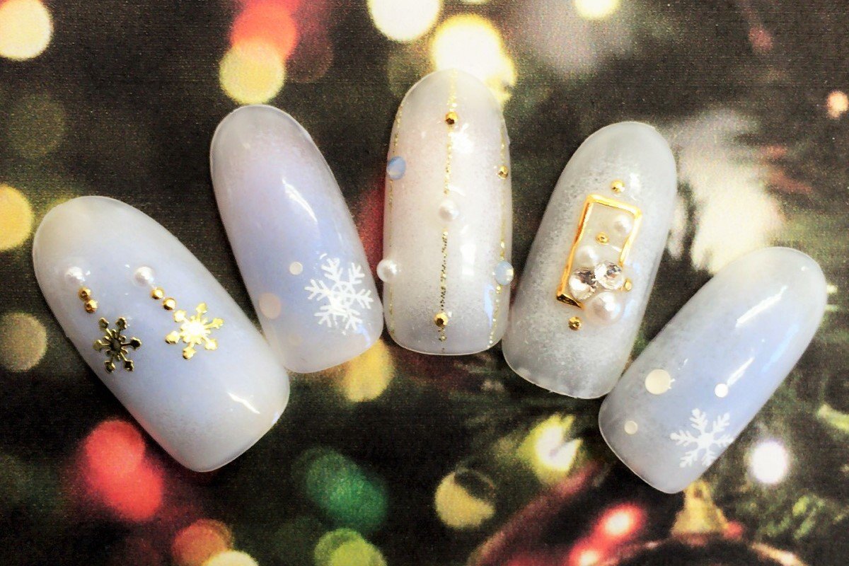 この冬トレンドの クリスマス ネイルデザイン集 シンプルなネイルをまとって 聖なる一日を ホットペッパービューティーマガジン