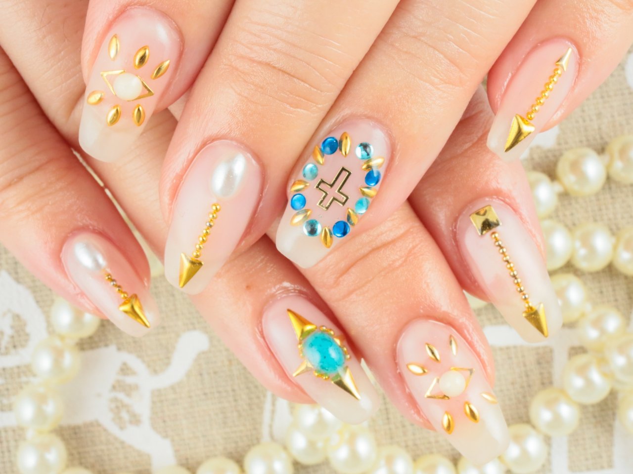 ドゥルージーネイルで指先を華やかに キラキラ ぷっくり質感にキュンとする女子が急増中 ホットペッパービューティーマガジン