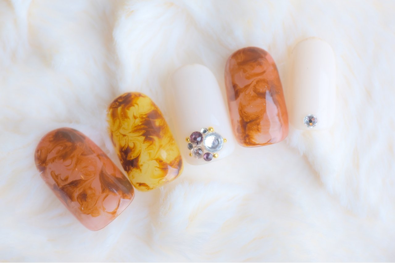 べっ甲ネイルで大人っぽく 秋冬ファッションに好相性のデザイン特集 ホットペッパービューティーマガジン