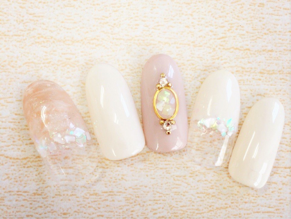 ブローチネイル で レトロかわいい指先をゲットしよう 大人女子におすすめの上品なデザイン集 ホットペッパービューティーマガジン