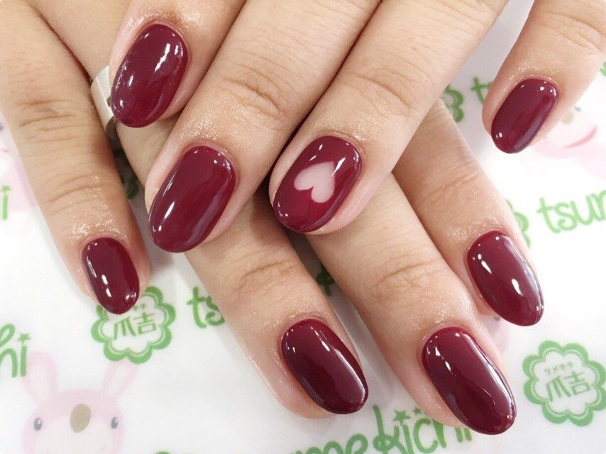 くり抜きネイル でおしゃれな指先に テイスト別におすすめデザインをご紹介 ホットペッパービューティーマガジン