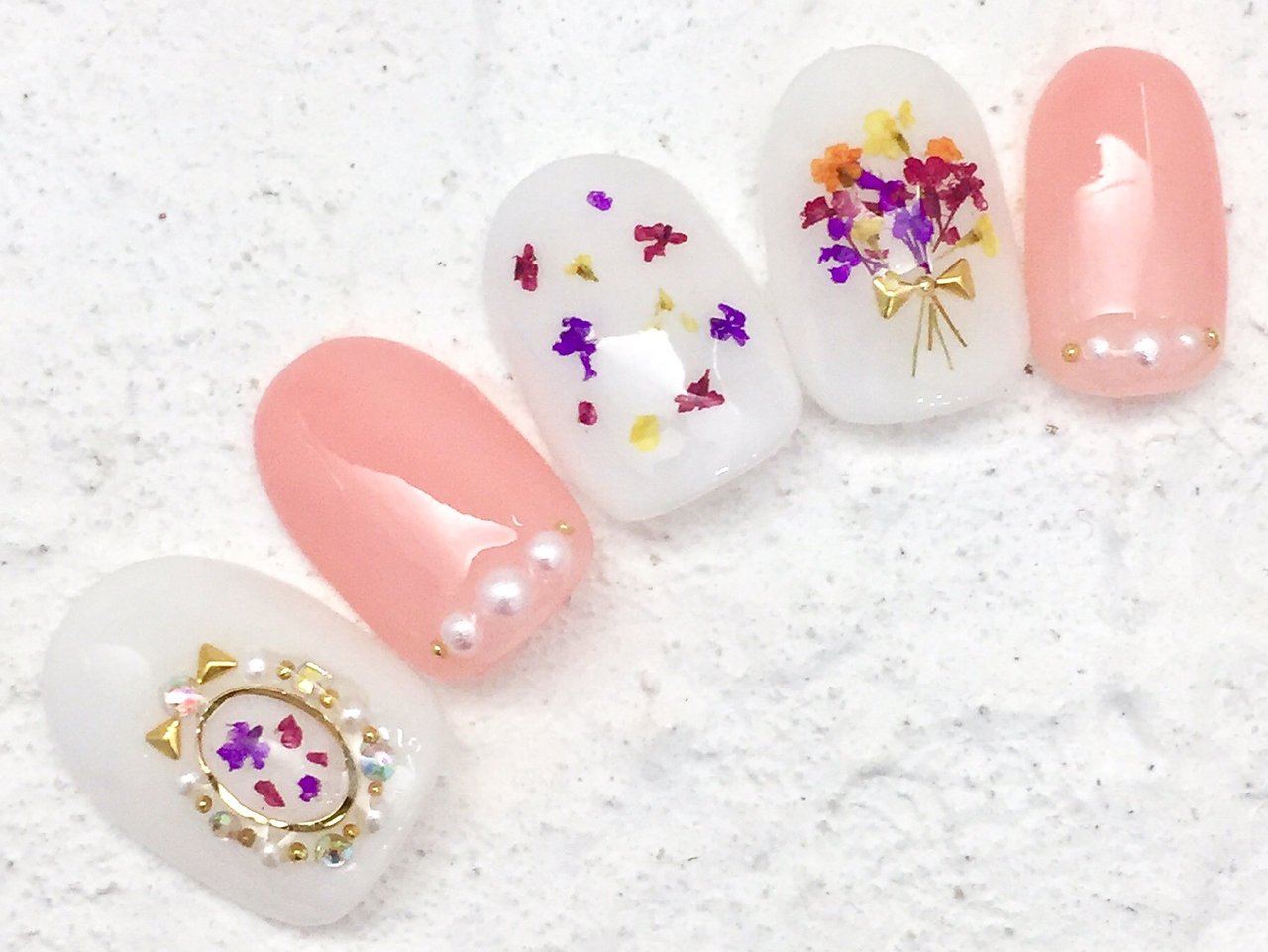 ブローチネイル で レトロかわいい指先をゲットしよう 大人女子におすすめの上品なデザイン集 ホットペッパービューティーマガジン