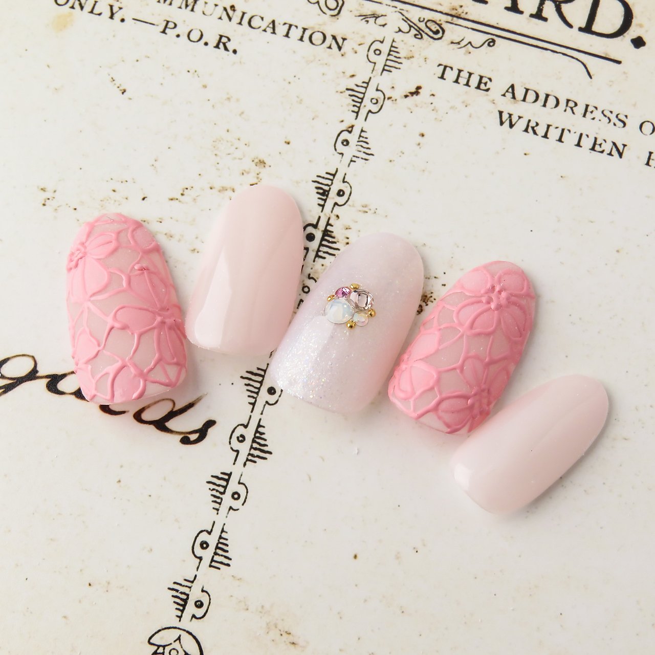 レースネイル で 指先を上品 フェミニンに彩ろう オフィスにもおすすめのエレガントなデザイン集 ホットペッパービューティーマガジン