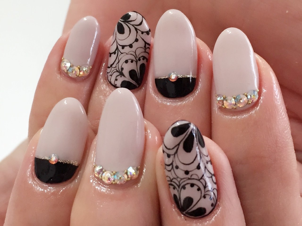 レースネイル で 指先を上品 フェミニンに彩ろう オフィスにもおすすめのエレガントなデザイン集 ホットペッパービューティーマガジン