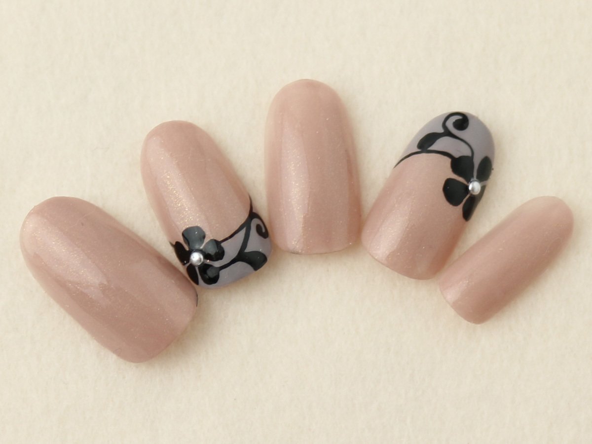 レースネイル で 指先を上品 フェミニンに彩ろう オフィスにもおすすめのエレガントなデザイン集 ホットペッパービューティーマガジン
