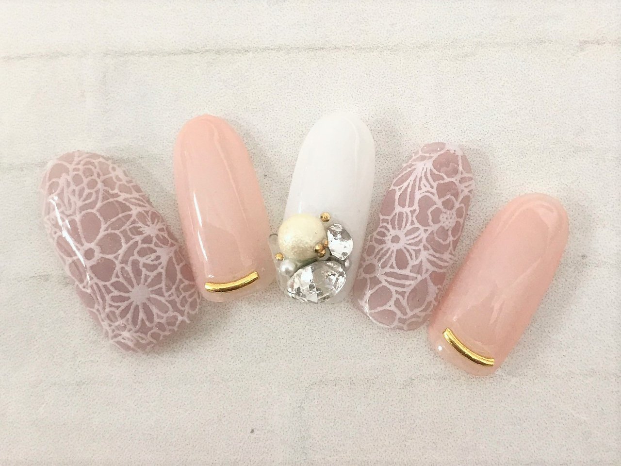 大きめパーツでゴージャスな指先に 華やかで可愛い胸キュンネイル特集 ホットペッパービューティーマガジン 大きめパーツでゴージャスな指先に 華やかで可愛い胸キュンネイル特集 ホットペッパービューティーマガジン