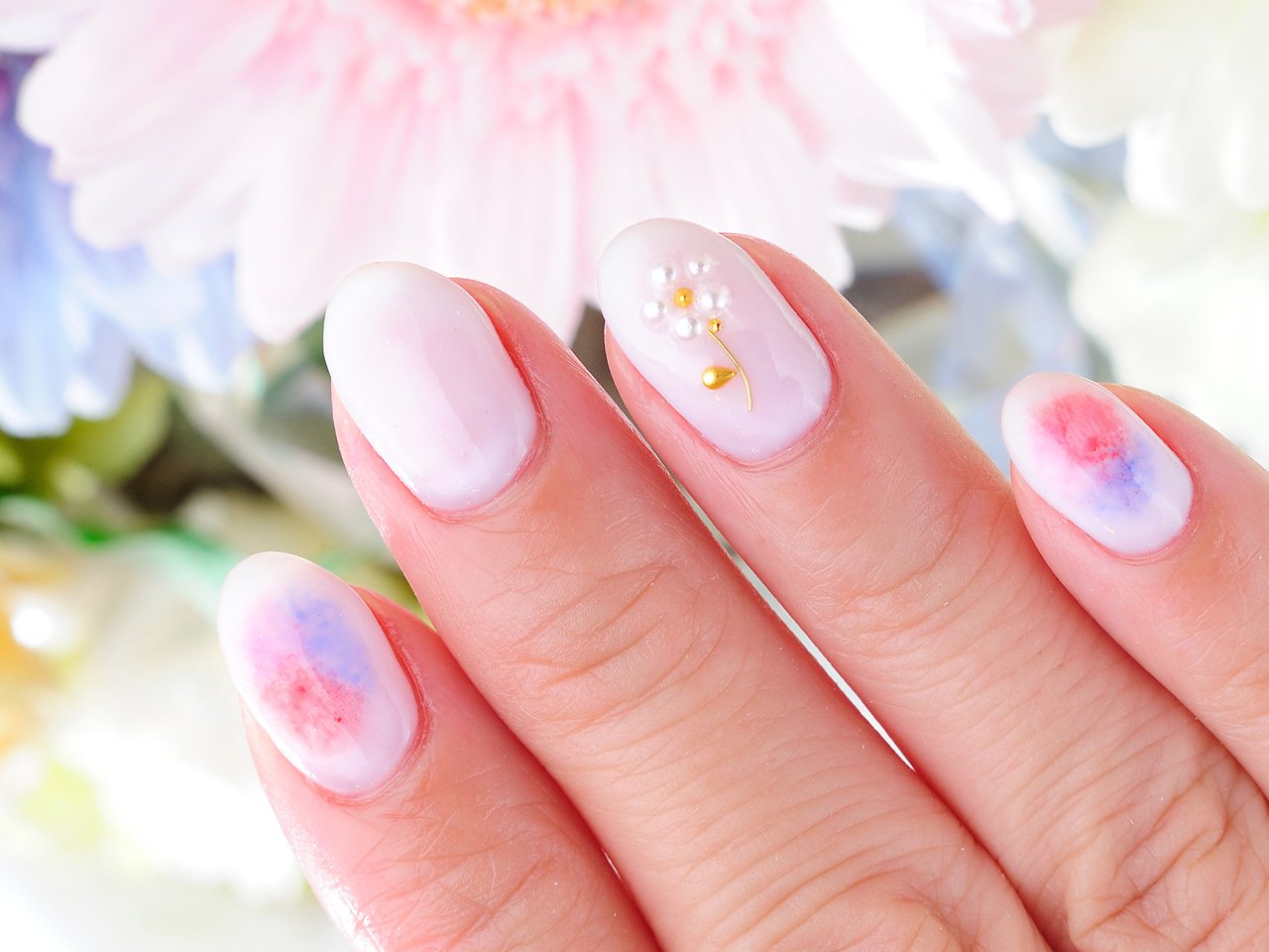 フラワーネイルでフェミニンな指先をget デートや合コンにぴったりの 花柄ネイル 特集 ホットペッパービューティーマガジン フラワーネイルでフェミニンな指先をget デートや合コンにぴったりの 花柄ネイル 特集 ホットペッパービューティーマガジン