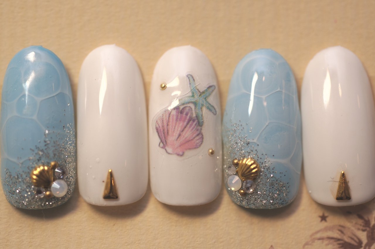 貝殻ネイル に着替えて 海気分を盛り上げよう クラッシュシェルなど 注目のデザインをチェック ホットペッパービューティーマガジン