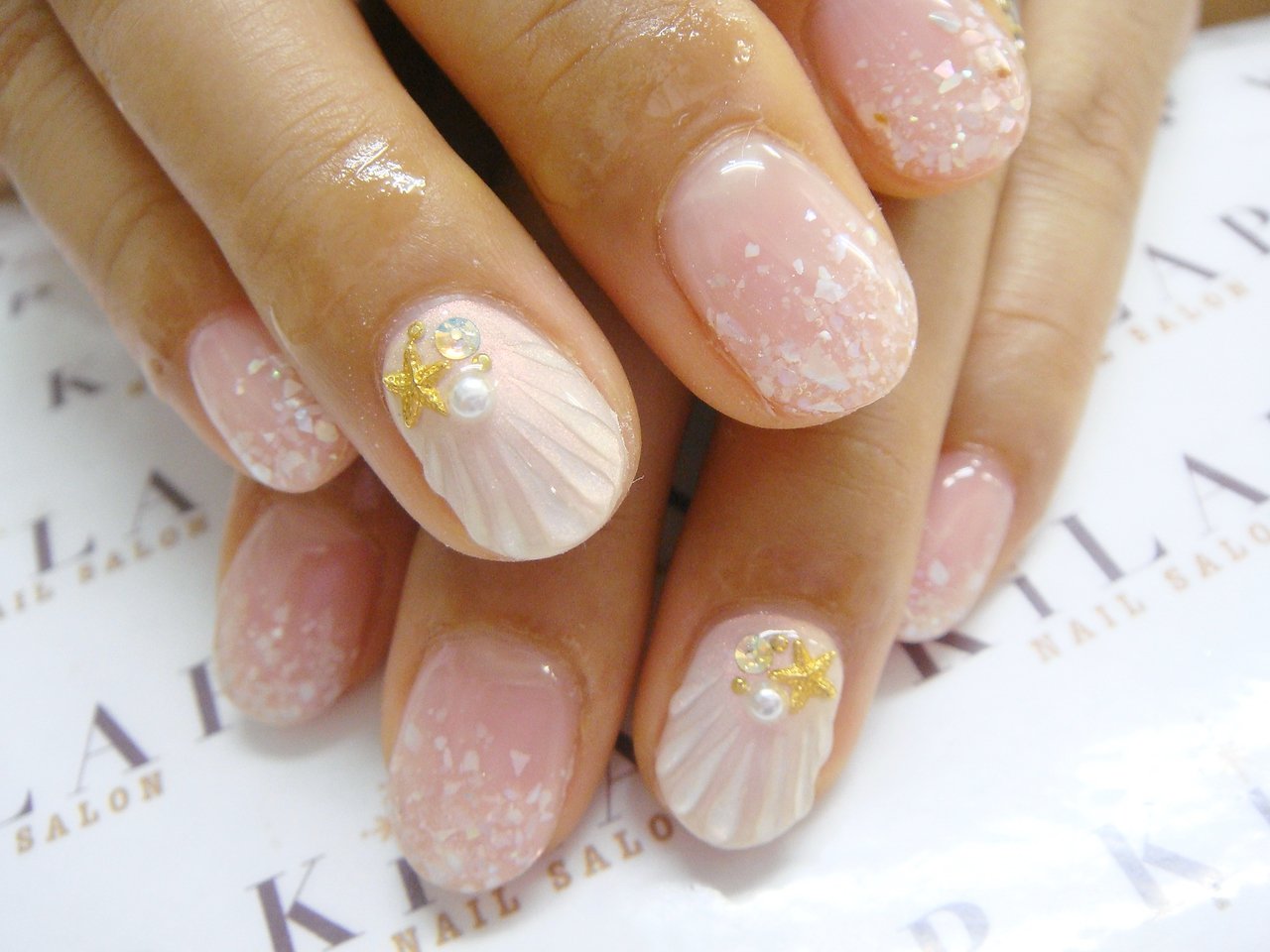 貝殻ネイル に着替えて 海気分を盛り上げよう クラッシュシェルなど 注目のデザインをチェック ホットペッパービューティーマガジン